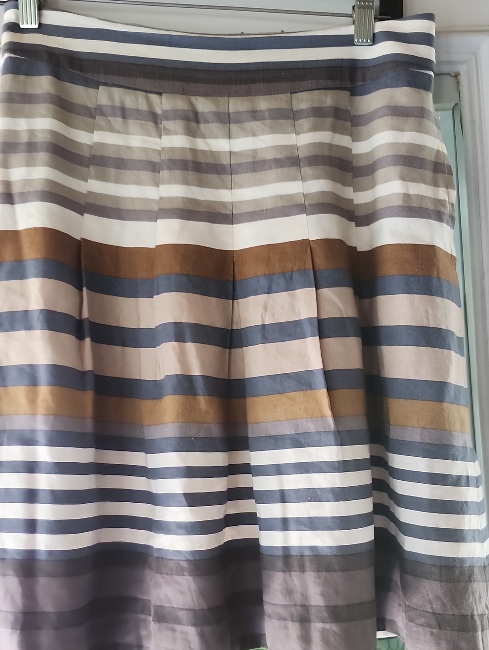 Banana Republic Pleat  Skirt Sz 6. Excellent Condition. 15 " Waist 22 Top To Hem